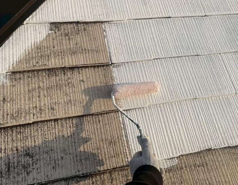 下塗りで屋根と塗料を密着させます