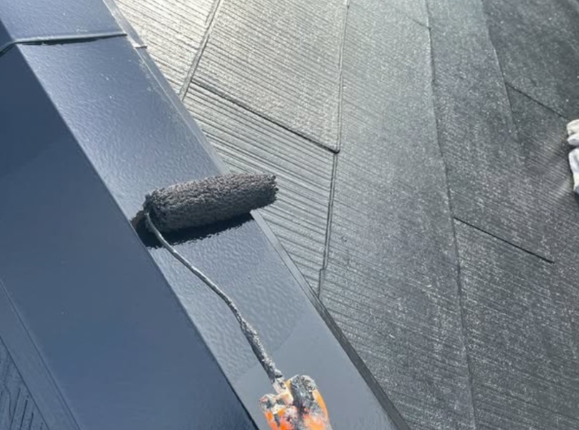 棟板金も塗装して保護します