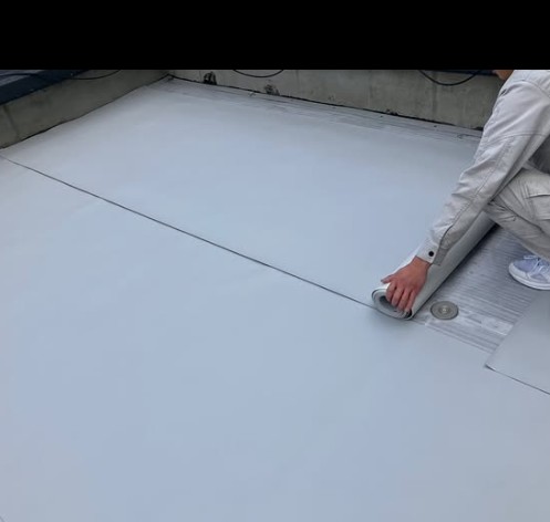 塩ビ防水シートを敷設します