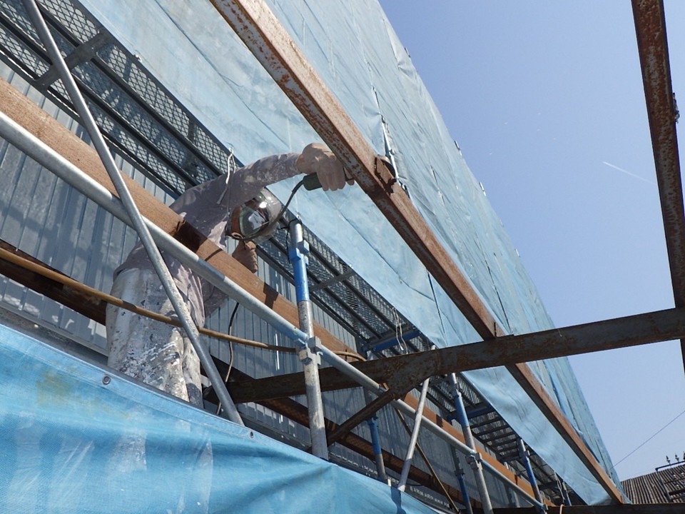 ケレン作業によるサビの除去