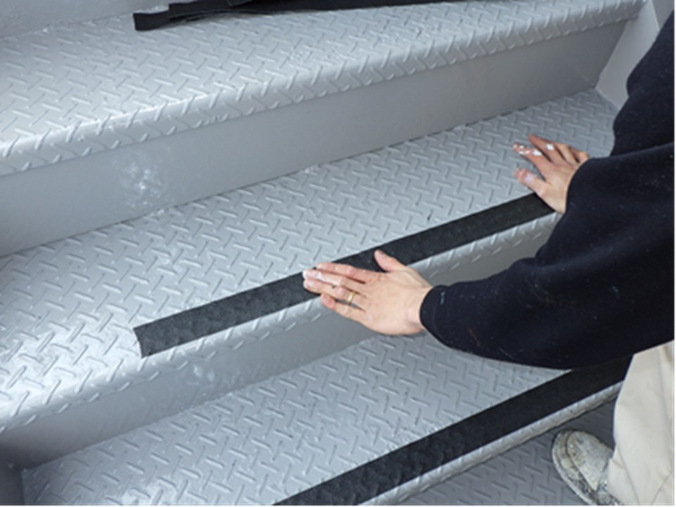 安全性を高める防滑シートの貼り付け