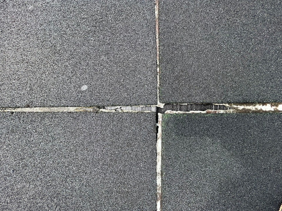 シートに亀裂が入っています