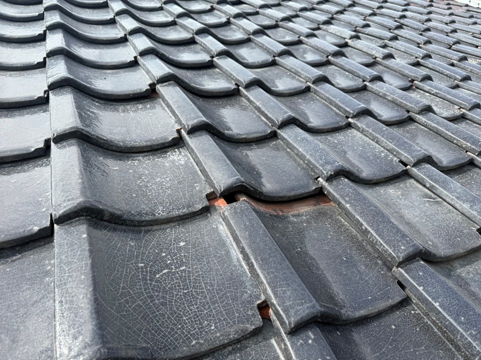 瓦のズレを確認