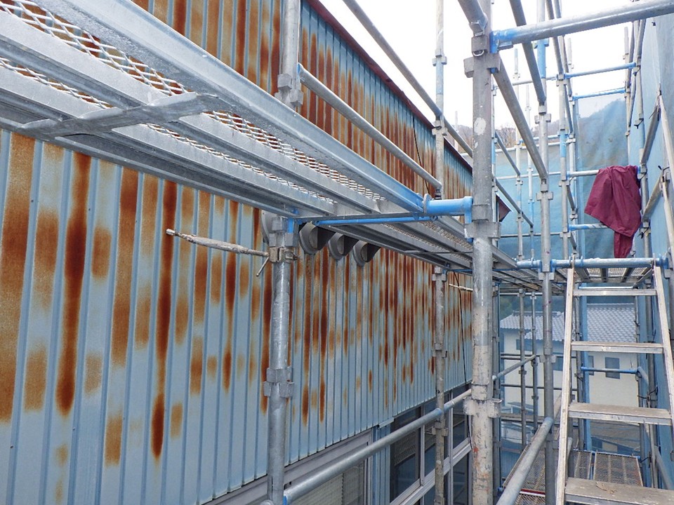 塩ビ鋼板外壁に発生している錆の様子