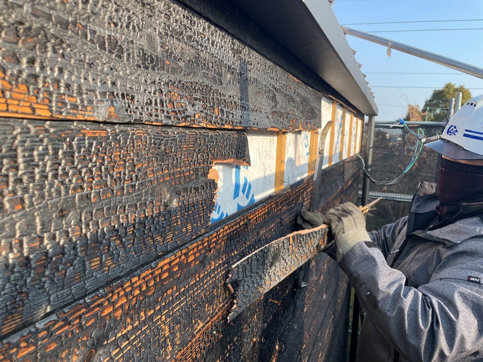 焼杉外壁材を一枚ずつ丁寧に撤去