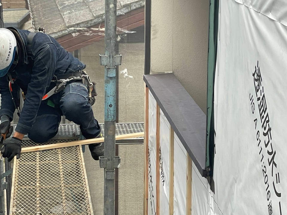 胴縁の位置を確認し、施工準備