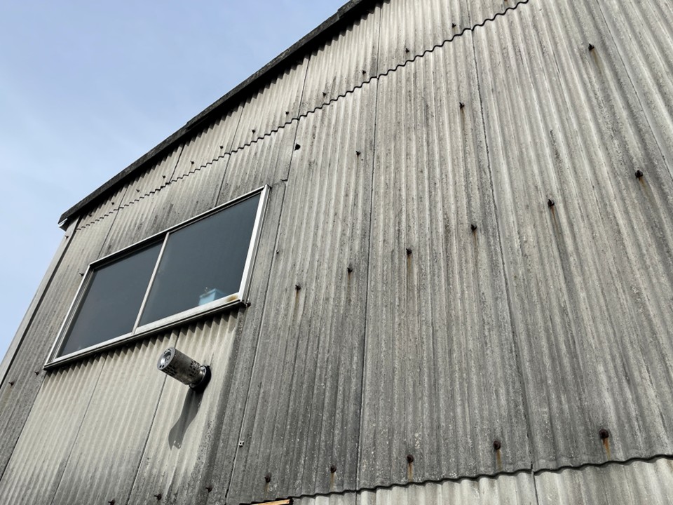 波型スレート外壁の色褪せ