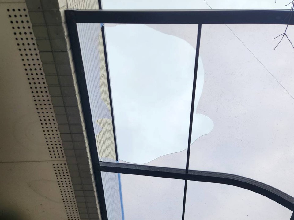 パネルに穴が空いている状態