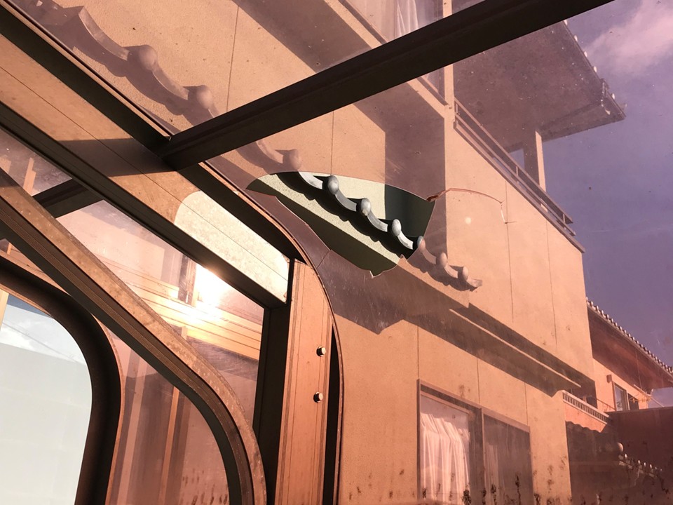 落雪により穴が空いたポリカ屋根材