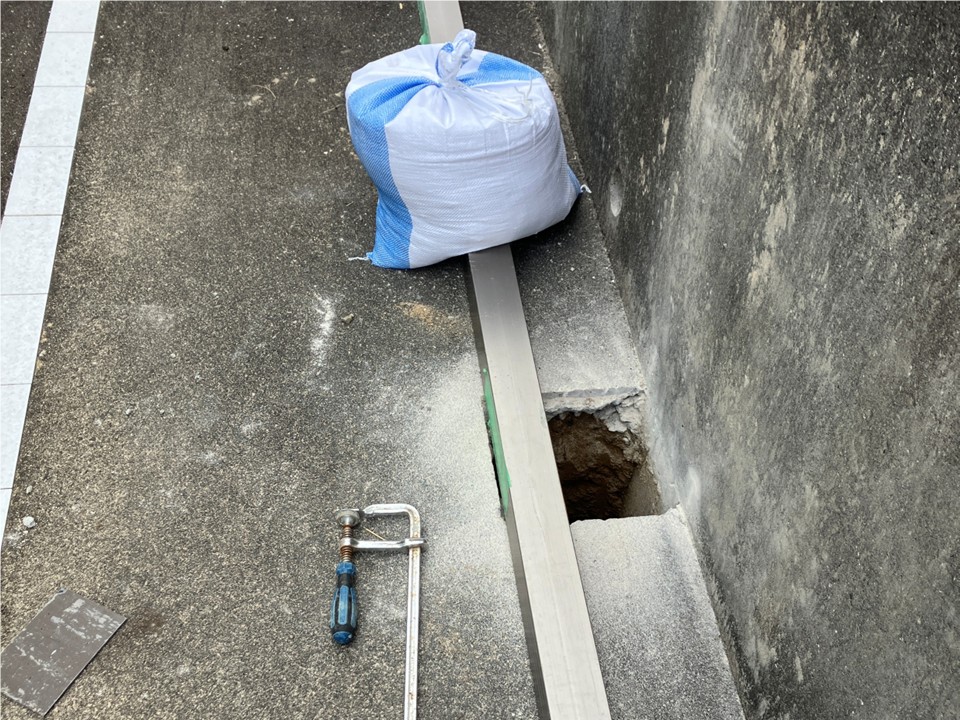 柱設置のための掘削作業