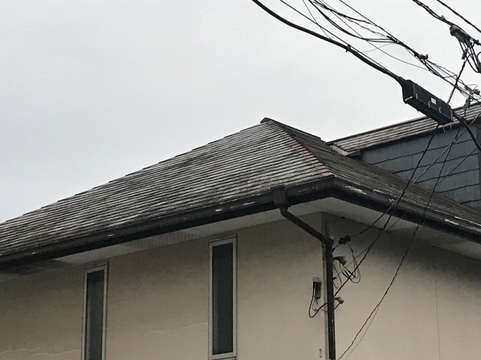 スレート屋根の色褪せが進行している状態