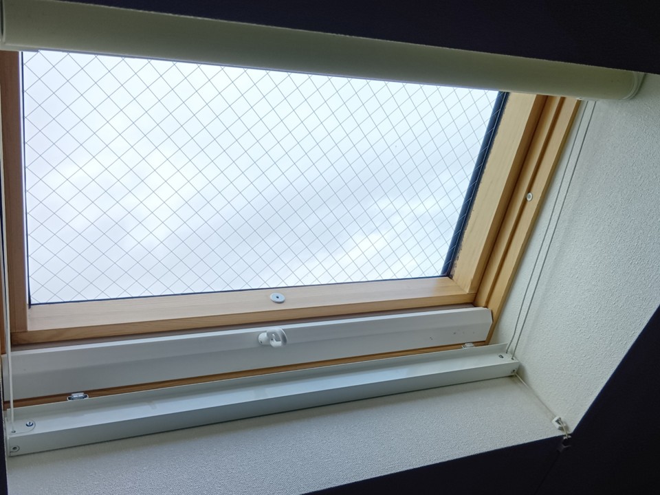 屋根に設置されているトップライトの状態を確認