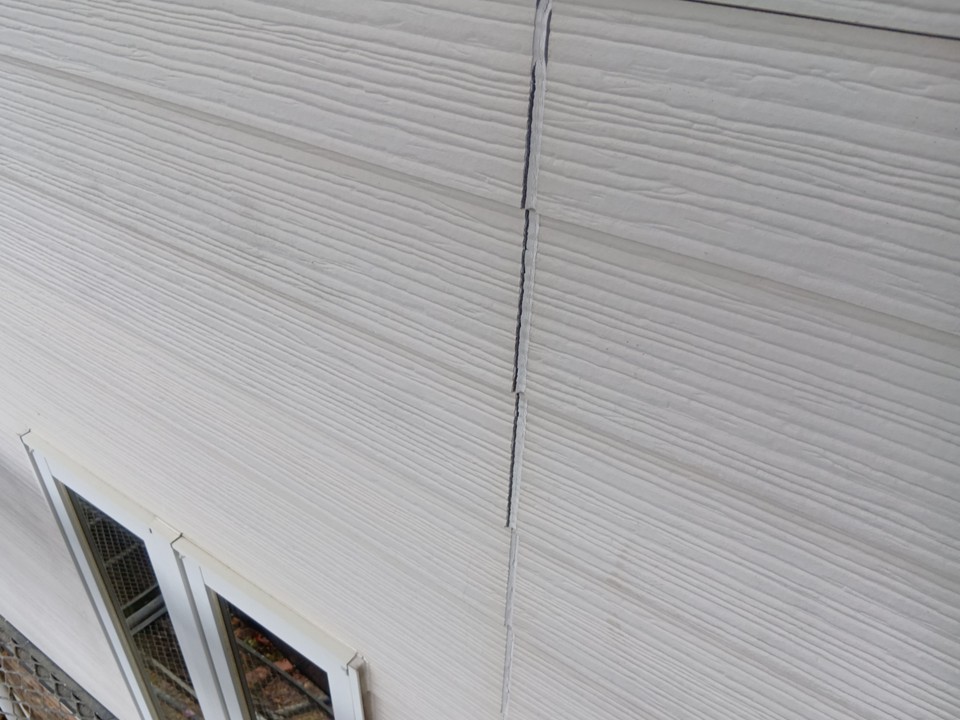 外壁表面の色褪せとチョーキング現象の様子