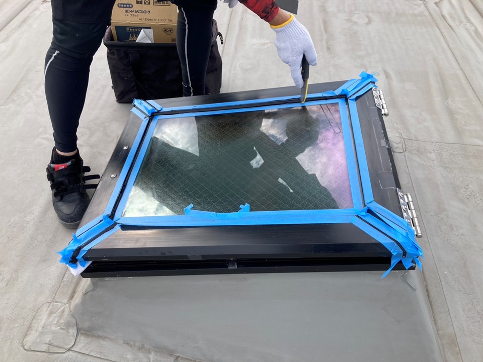 ヘラで均していきます