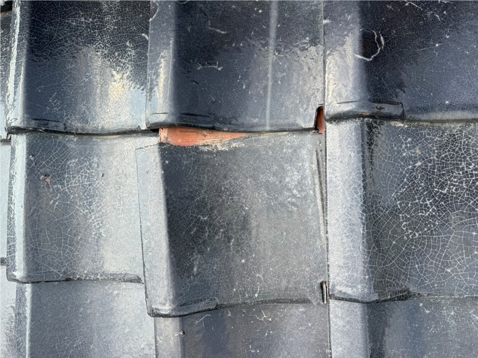 瓦のズレを確認