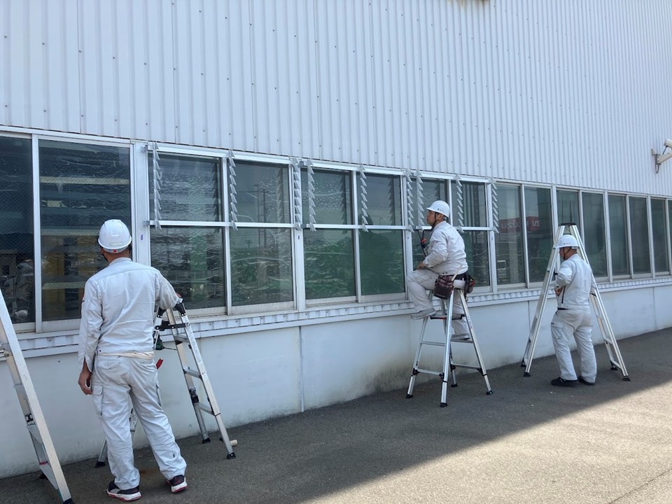 窓枠に沿ってフレームを固定