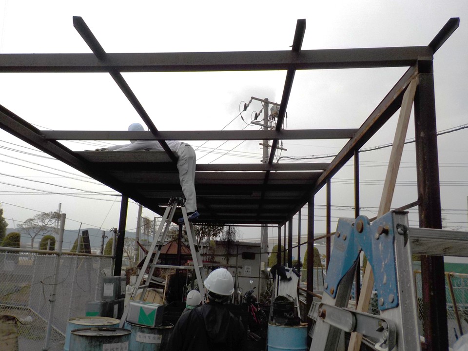 既存屋根材の撤去と骨組みの露出