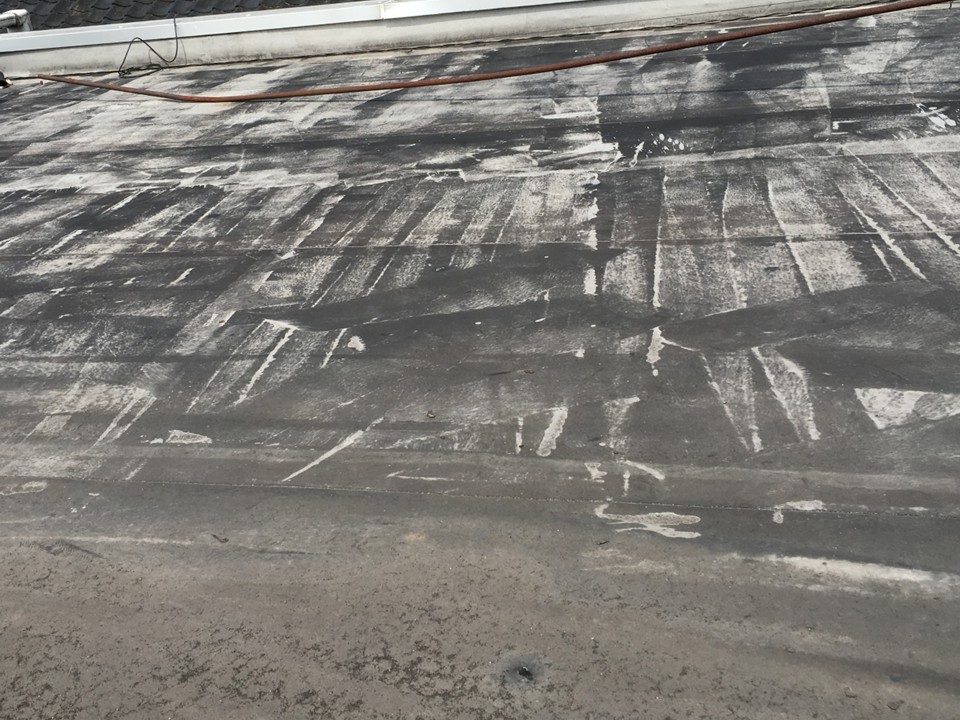 表面が広範囲で摩耗した既存防水層