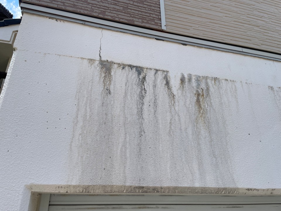 雨だれ汚れ・黒ずみ（筋状の汚れ）