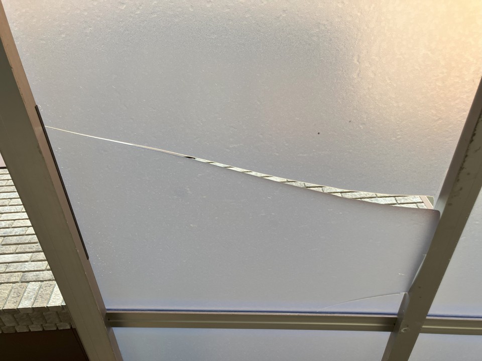 中央部分に大きく入ったひび割れ