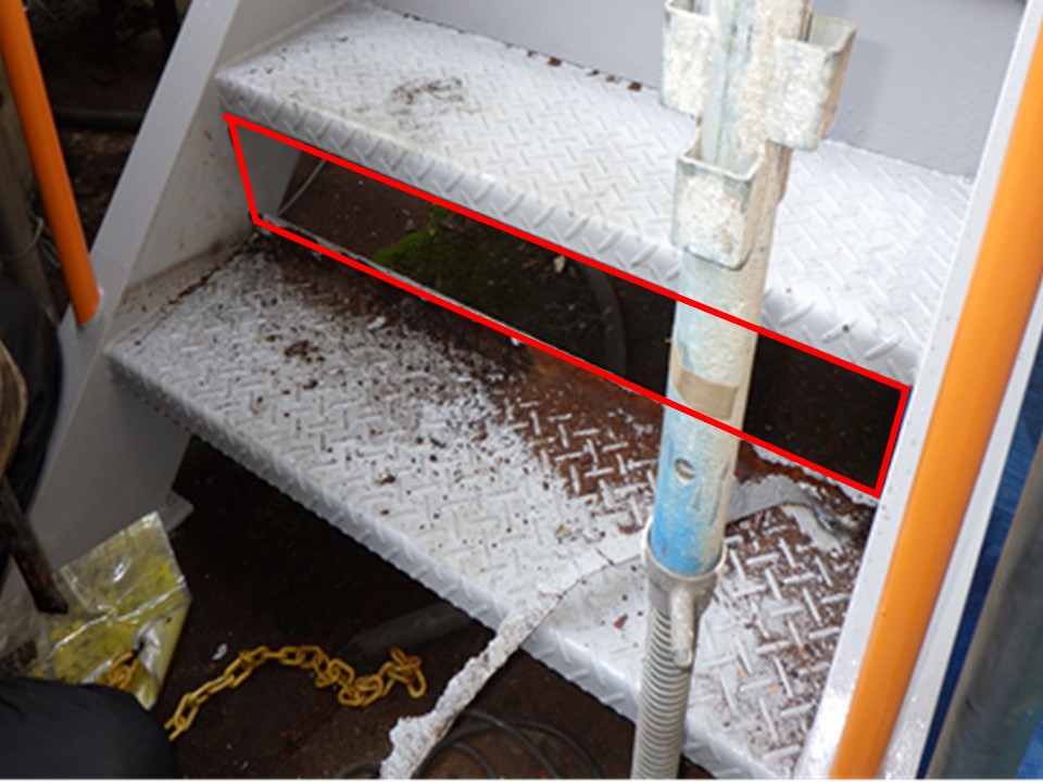 腐食した蹴込部分の撤去