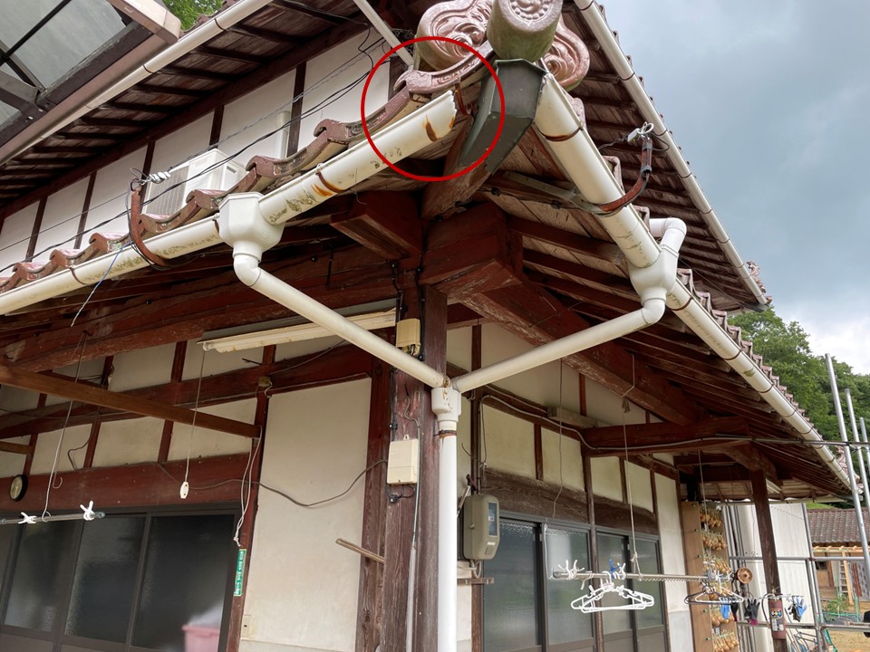 割れや変形が確認できる雨樋