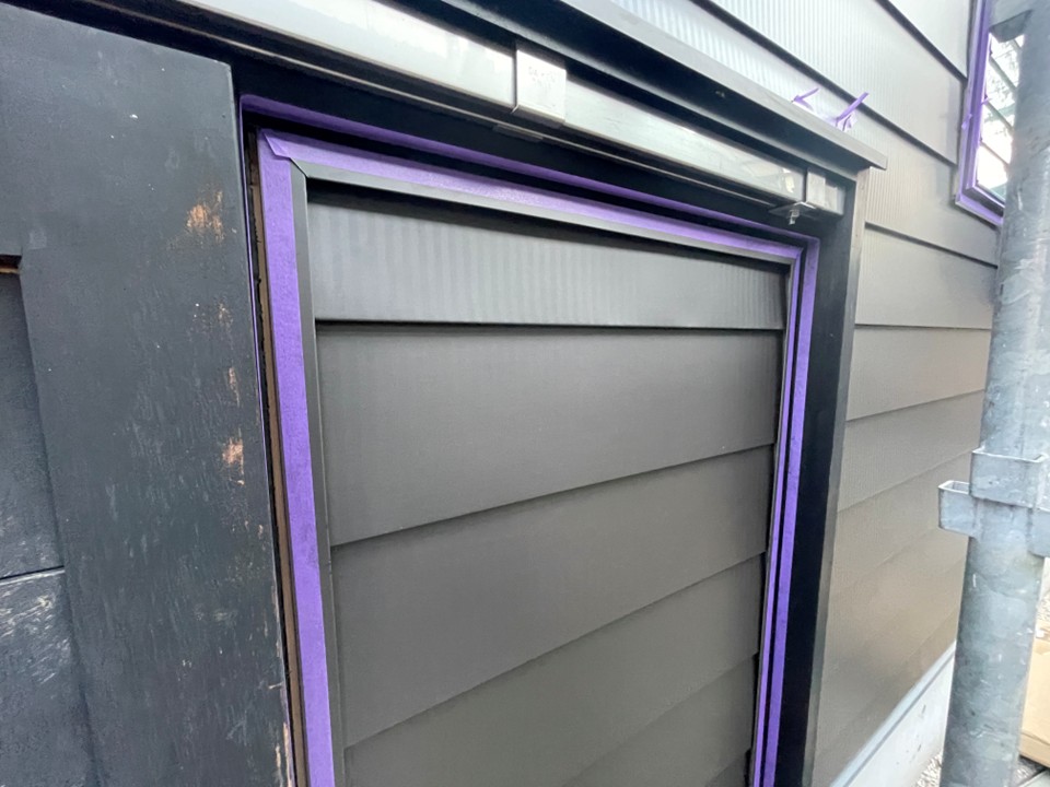 マスキングテープによる養生作業