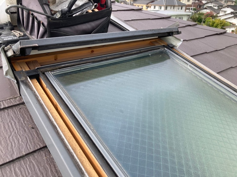 天窓外枠とガラス押し縁を取り外している様子