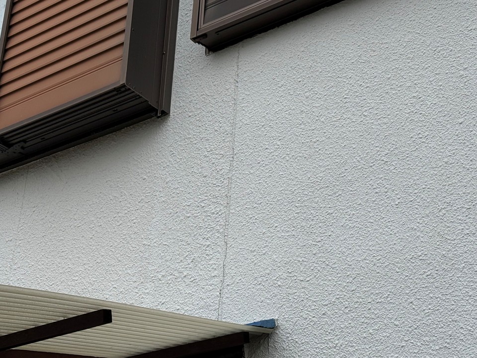 ひび割れが発生している目地コーキング