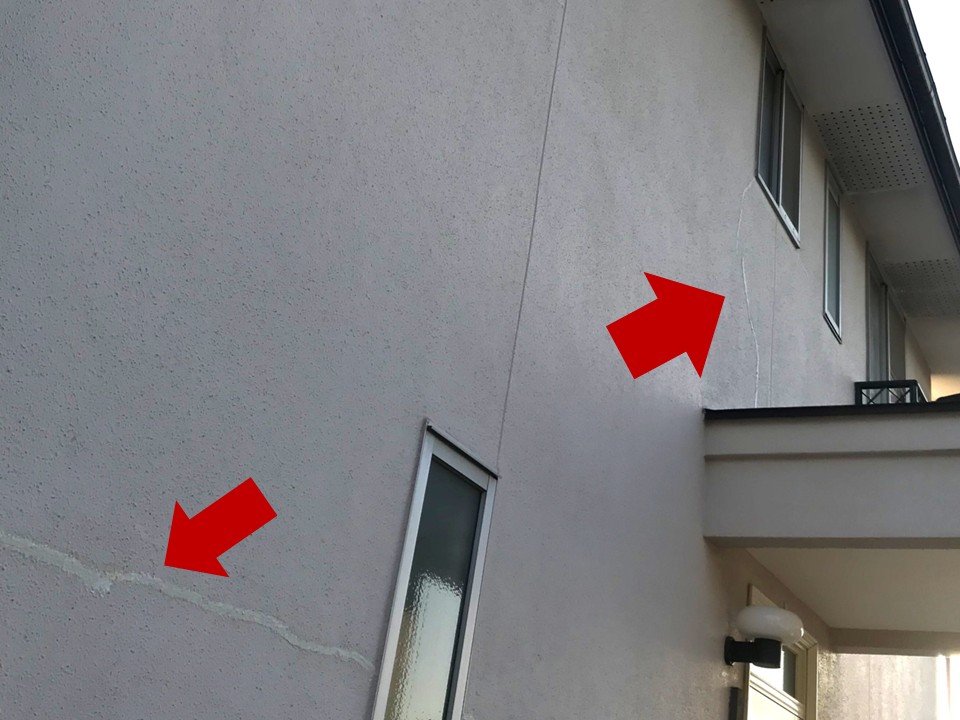 モルタル外壁に見られたひび割れの様子