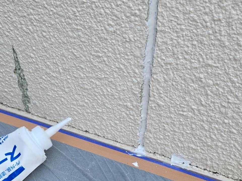 ひび割れ補修を行います
