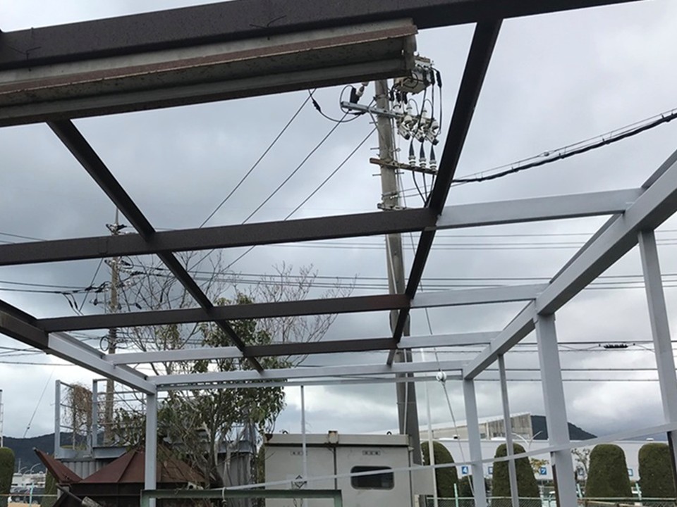 鉄骨部分塗装作業中です