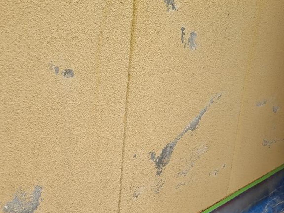 塗膜の剥がれが見られます