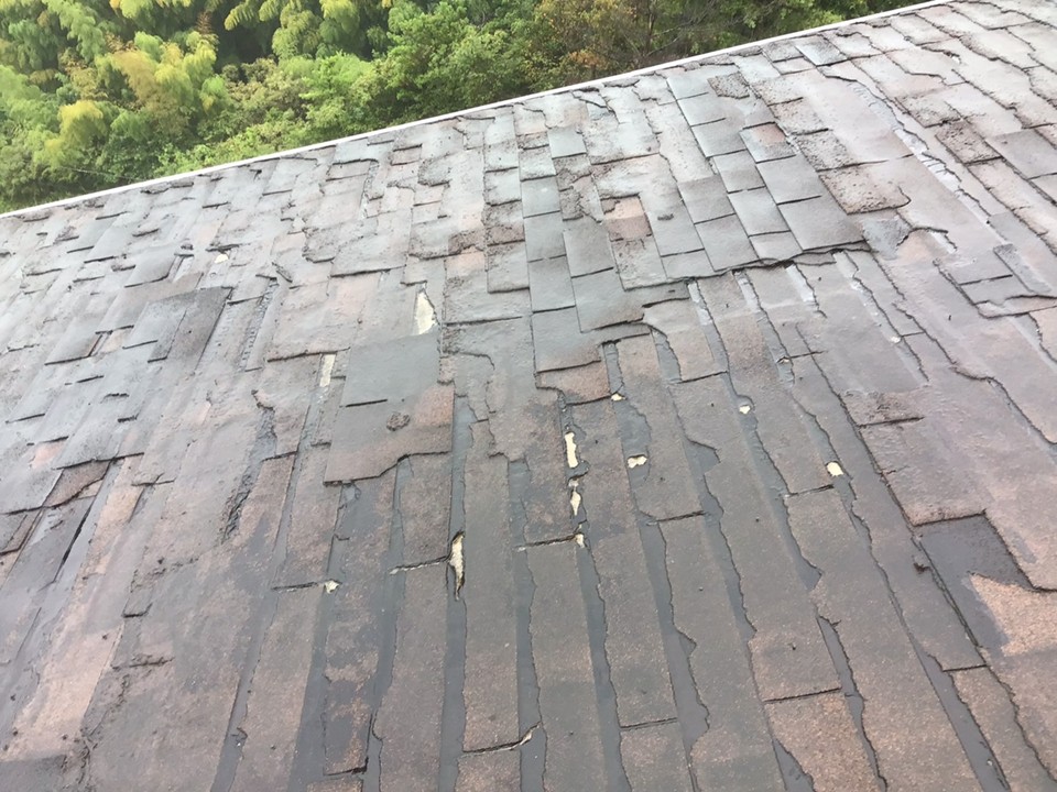屋根全体に広がる著しい劣化・表面保護機能の喪失