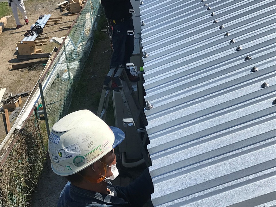 ガルバリウム鋼板の追い張り作業