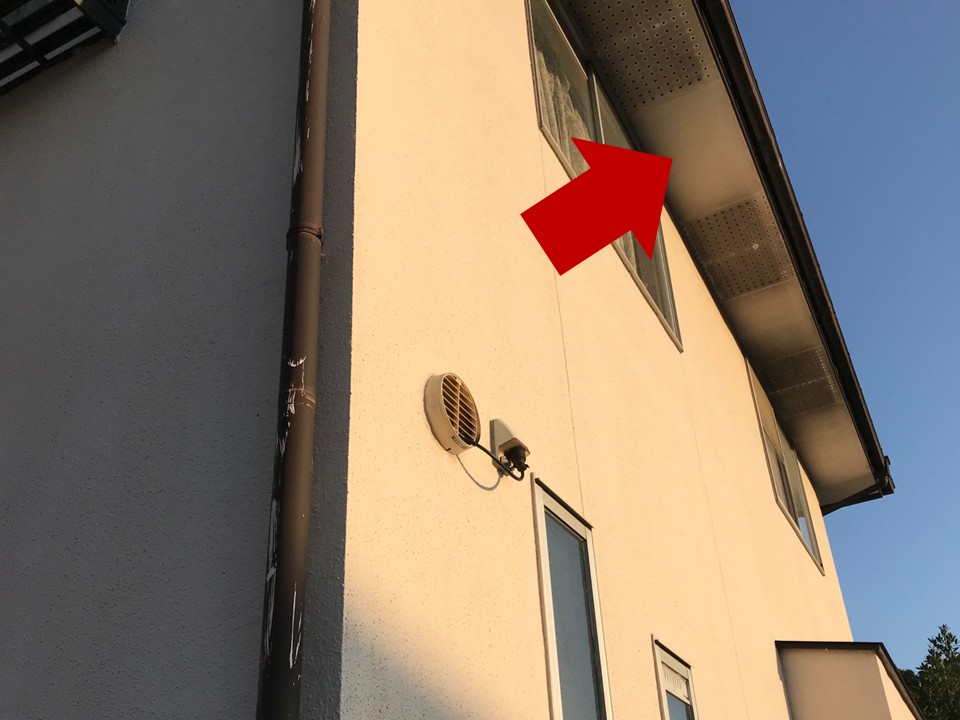 軒裏に汚れが付着している様子