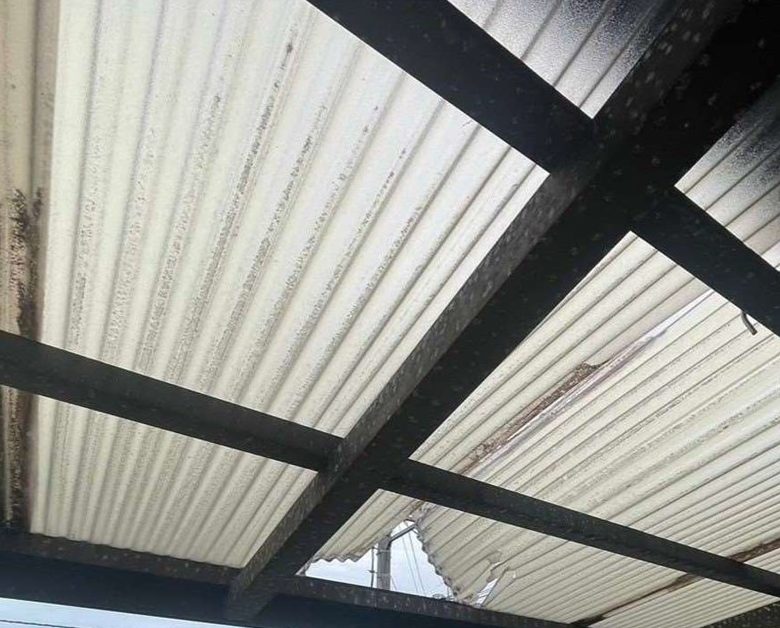 ポリカ波板が劣化しています