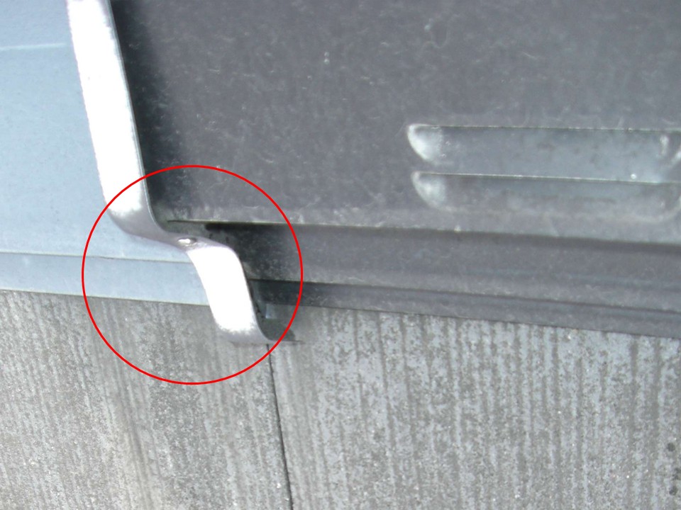 釘が抜けて浮いている