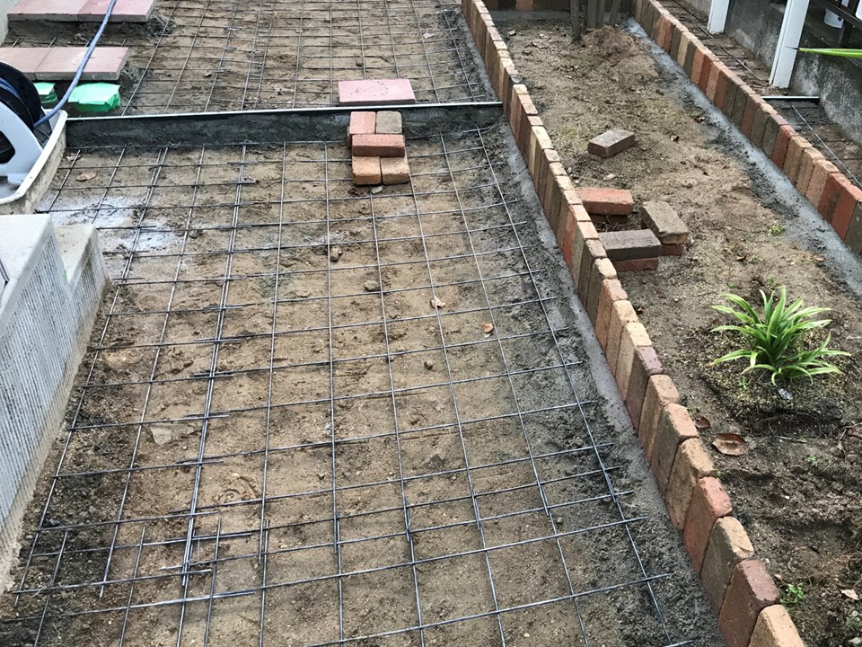 ワイヤーメッシュ（鉄筋）敷き