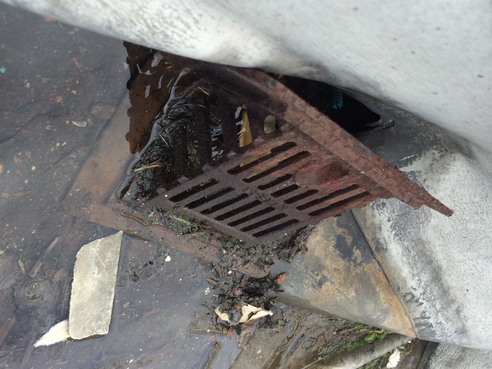 排水ドレン周りの汚れと詰まり