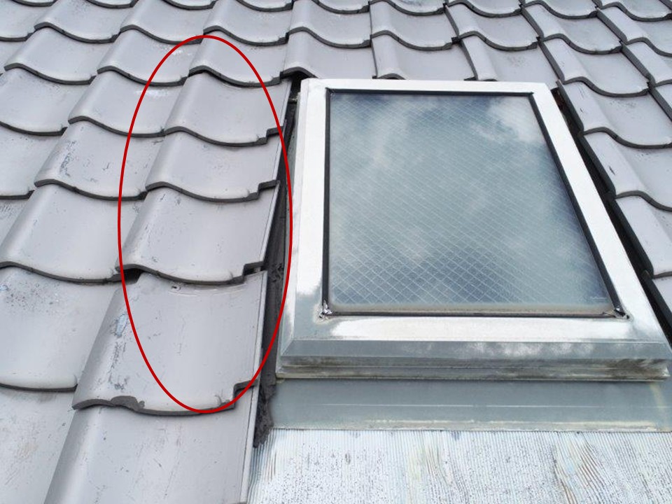 ズレが発生している地瓦の様子