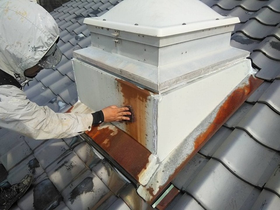 ケレン作業で錆を除去している様子