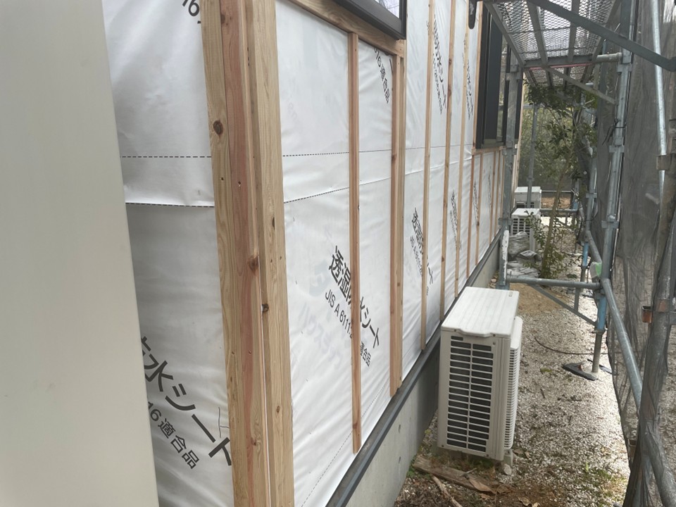 透湿防水シートの上から胴縁を固定