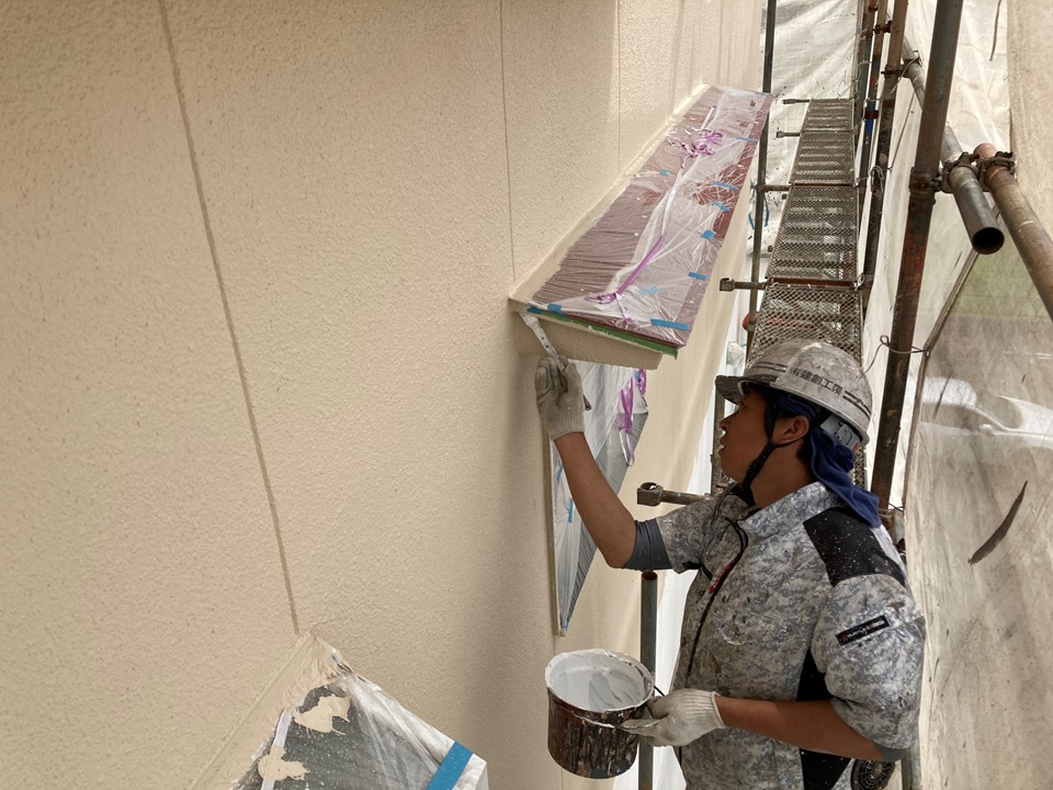 中塗りと上塗りの作業です