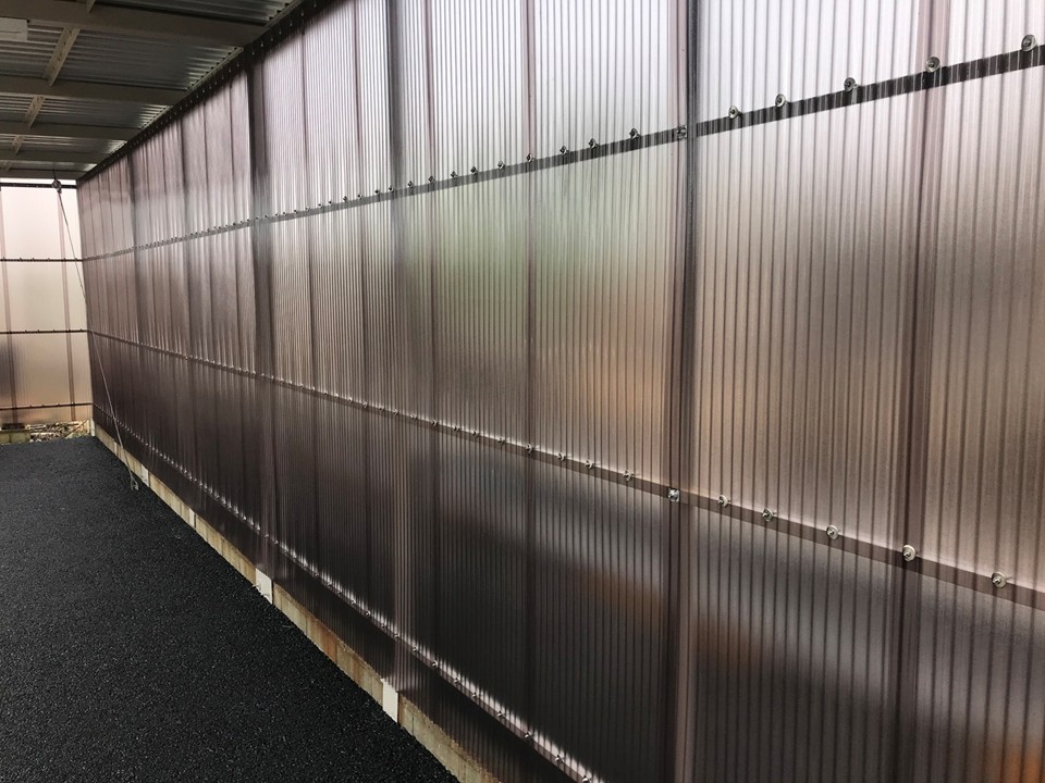 外壁にはポリカ波板を施工しました