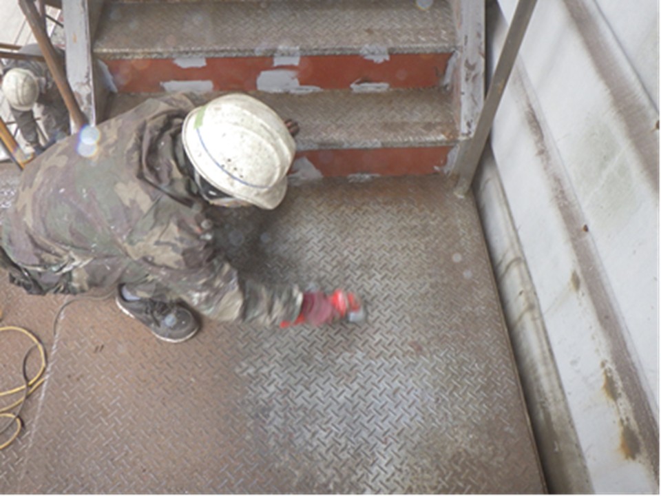 階段全体のケレン作業