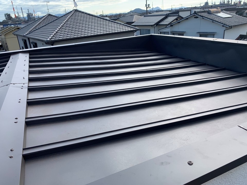 ガルバリウム鋼板屋根の設置