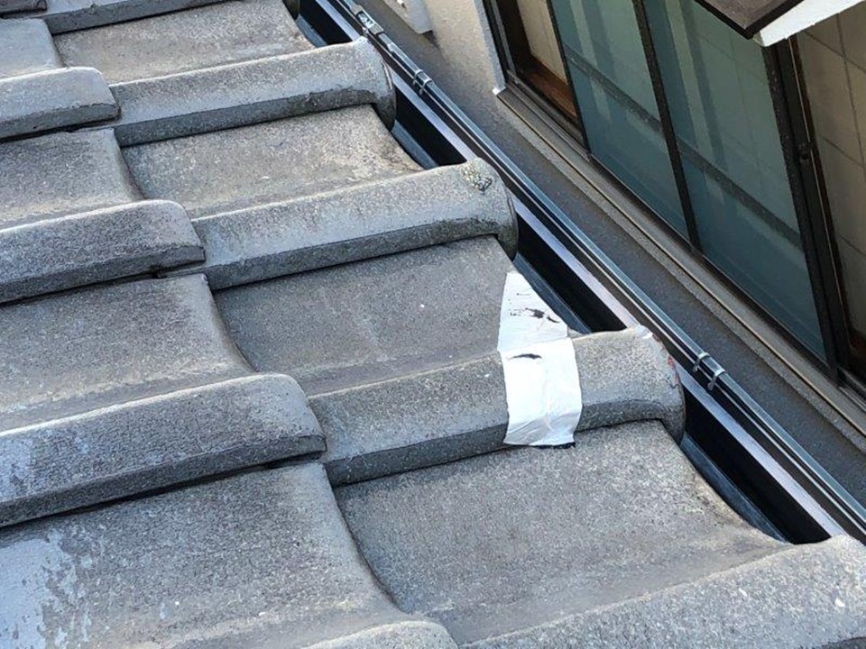 応急処置された破損瓦