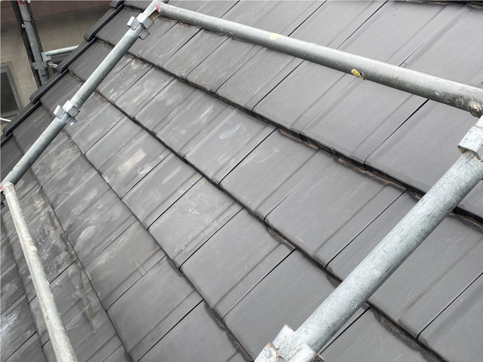 瓦を復旧し、屋根面を元の状態に戻した様子