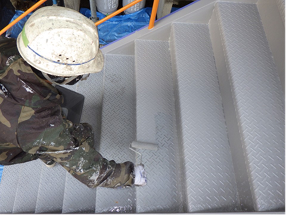 仕上げ塗装中の様子